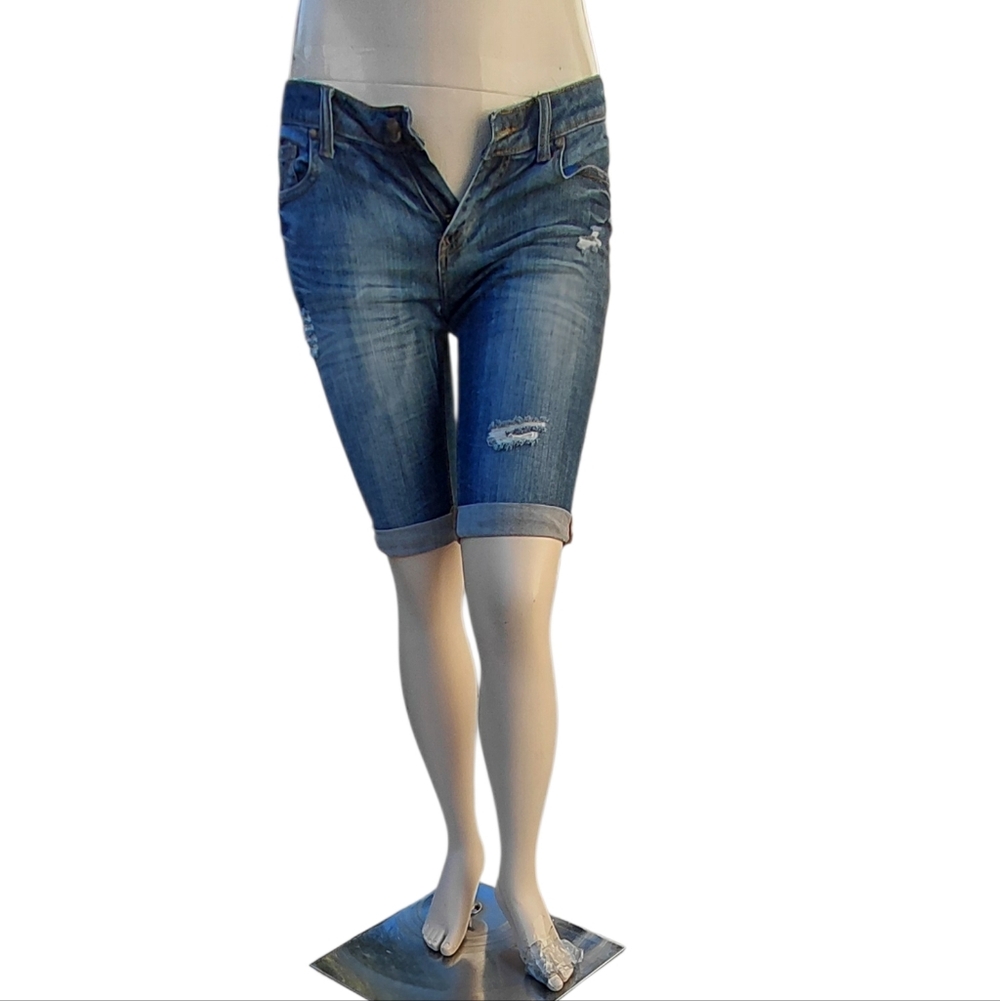 7025A....Women's Vigoss Denim Shorts Size 30, 32"W, 10" Inseam 7 1/2" Rise